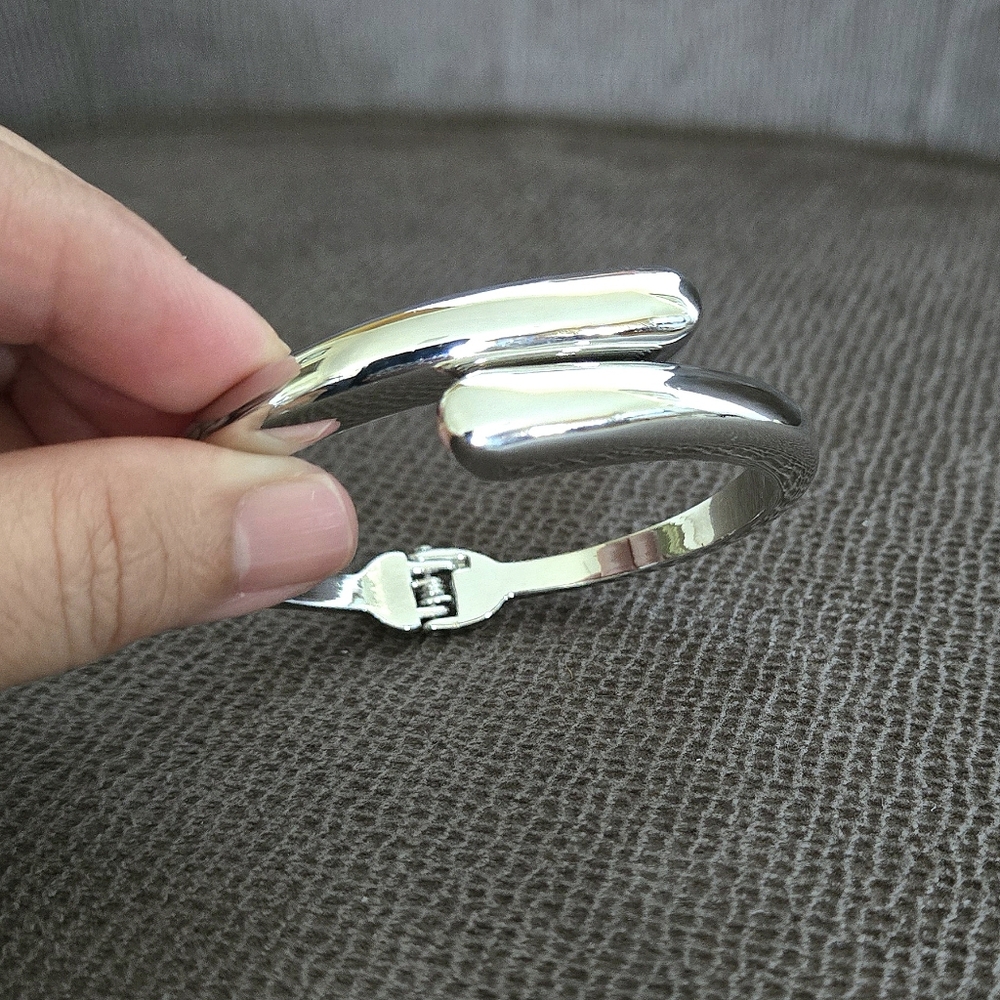 House🏠 of Harlow 1960 Silver🤍 Bypass Cuff Bracelet - NWT - Picture 4 of 16